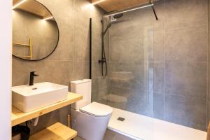 Et badeværelse på Premium Retreat with Garden by HostWise + 19 billeder