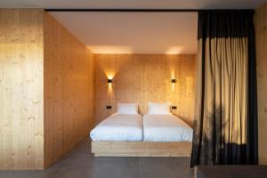 En eller flere senge i et værelse på Premium Retreat with Garden by HostWise