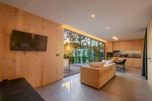 Et tv og/eller underholdning på Premium Retreat with Garden by HostWise