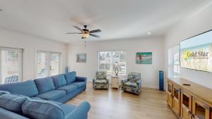 TV a/nebo společenská místnost v ubytování Luxury Pet-Friendly Home with Game Room & Community Pool