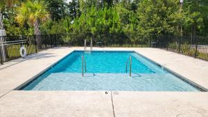 Bazén v ubytování Luxury Pet-Friendly Home with Game Room & Community Pool nebo v jeho okolí