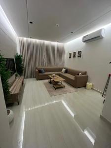 een woonkamer met twee banken en een tafel bij الوسام ان in Taif