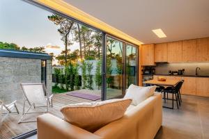 Et opholdsområde på Premium Retreat with Garden by HostWise