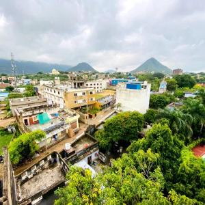 Cảnh núi rừng hoặc tầm nhìn ra núi từ khách sạn