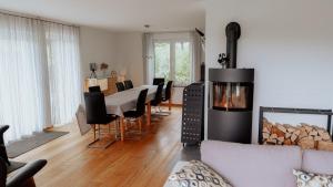 een woonkamer met een tafel en een open haard bij Schöne Relaxunterkunft-barrierefrei in Mössingen