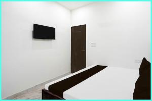 TV a/nebo společenská místnost v ubytování Metro Royal Inn Near Lucknow Railway Station - Free Wifi and Free Parking Facilities # Fully Air conditioning Deluxe Room - Best Hotel In Lucknow