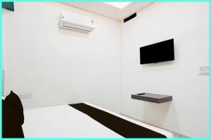 TV a/nebo společenská místnost v ubytování Metro Royal Inn Near Lucknow Railway Station - Free Wifi and Free Parking Facilities # Fully Air conditioning Deluxe Room - Best Hotel In Lucknow