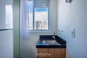 Apto a 750m do Mar c/ varanda e churrasq. GVT2105 في ميا برايا: حمام مع حوض ونافذة +10 صور