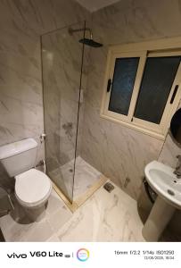Un baño con ducha, inodoro y lavabo. en Pyramids zh inn, en El Cairo 5 fotos más