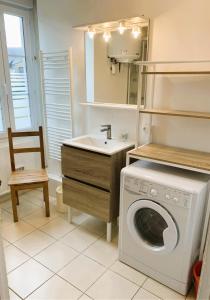 a bathroom with a washing machine and a sink at L'Ecrin Marin Centre historique Plage à 5 min in Le Croisic