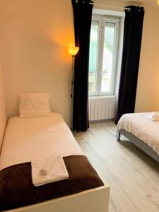 a bedroom with two beds and a window at L'Ecrin Marin Centre historique Plage à 5 min in Le Croisic
