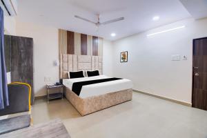 سرير أو أسرّة في غرفة في Hotel O Sai Capital +24 صورة