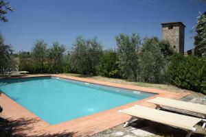 una piscina con 2 sillas y un faro en Castello di Mugnana, en Mugnana