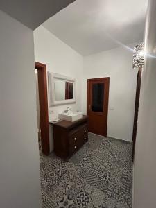 een badkamer met een wastafel en een spiegel bij Ohana Villa Paula in Huertas del Palmar