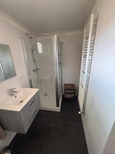 Stolp & Stay في بروك إن ووترلاند: حمام أبيض مع دش ومغسلة