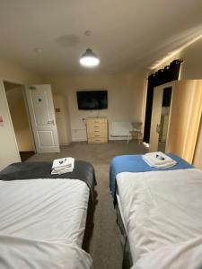 Ένα ή περισσότερα κρεβάτια σε δωμάτιο στο Very LARGE House, 6 beds, 4 bedrooms, 3 Bathrooms, 5 Smart TV's & VAN PARKING