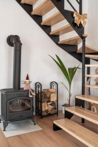 Wichrowy Domek في نوفه تارخ: موقد في غرفة المعيشة مع درج +43 صورة