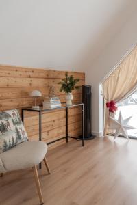 Wichrowy Domek في نوفه تارخ: غرفة معيشة مع كرسي ومكتب