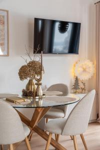 a dining room with a glass table and chairs at Wichrowy Domek Nowy Targ - Podhale - Tatry - Gorce - Balia in Nowy Targ +35 photos