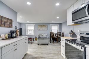 Køkken eller tekøkken på Walk to Restaurants Home with Yard in Safety Harbor