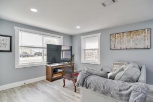 Et tv og/eller underholdning på Walk to Restaurants Home with Yard in Safety Harbor