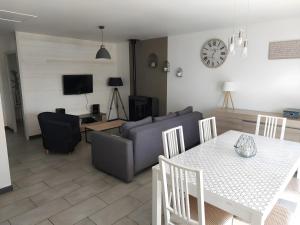 een woonkamer met een tafel en een bank bij Gîte Ô Et Nature in Saint-Viaud