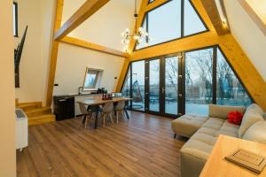 a living room with a couch and a table at Domaine A Chalet in Malu Roşu