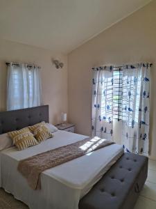 Luxury Stay in Quiet Community في بورتمور: غرفة نوم بسرير كبير ونافذة