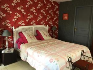 ムン・シュル・ロワールにあるChambre Japonisante, La Bonnerieの赤い壁のベッドのある寝室