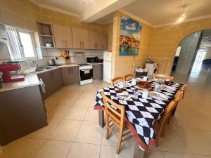 Una cocina o cocineta en St Anglu Xaghra - Quality Guest House 28 fotos más