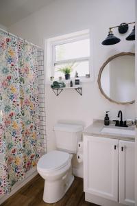 Un baño con inodoro y cortina de ducha en Mile High Hideaway, en Denver