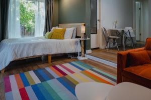 1 dormitorio con cama y alfombra colorida en Mile High Hideaway, en Denver