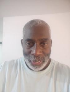 un hombre que lleva una camisa blanca y barba en Hotel britania, en Lima