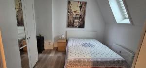 a small bedroom with a bed and a window at Midtown Geeste Appartement - Free Parking & WiFi in Bremerhaven