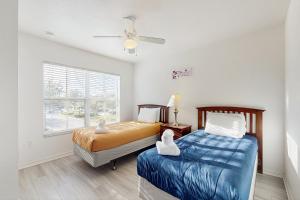 En eller flere senge i et værelse på Coconut Bungalow #103 + 18 billeder