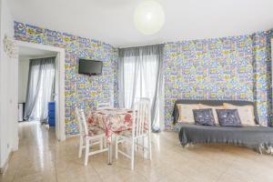 una sala de estar con una mesa y un sofá en Sevilla Center Premium Parking Free, en Sevilla