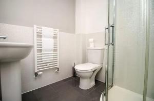 Ένα μπάνιο στο Seymour Way Practical 4 Bed House with Parking