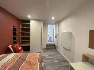 Belle Chambre tout confort indépendante pour un séjour au soleil في لا فاليت دو فار: غرفة صغيرة بها سرير وخزانة