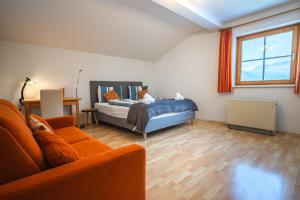 Lisl's & Gretl's Alpen Chalet - 10 Min zur Piste في سالفلدن ام ستينه مير: غرفة معيشة بها سرير وأريكة