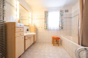 Lisl's & Gretl's Alpen Chalet - 10 Min zur Piste في سالفلدن ام ستينه مير: حمام مع حوض استحمام ومغسلة +86 صورة