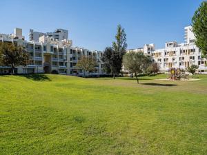 a park in front of a large apartment building at Akisol Troia Apricot in Troia