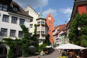 een straat in de stad met een gebouw met een klokkentoren bij Hotel Bären Meersburg in Meersburg