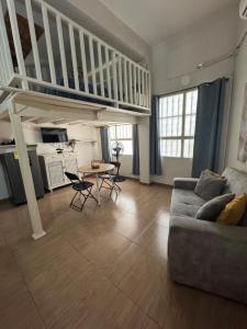 Exclusive Studio Apartment in the Old City Cartagena في كارتاهينا دي اندياس: غرفة معيشة مع أريكة ودرج