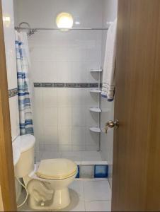 Exclusive Studio Apartment in the Old City Cartagena في كارتاهينا دي اندياس: حمام مع مرحاض ودش