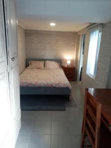 un dormitorio con una cama en una habitación en Capital, en Almada