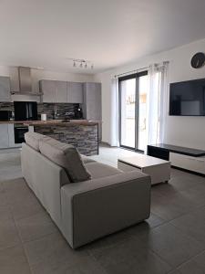 Køkken eller tekøkken på Maison aux portes de Genève et jacuzzi