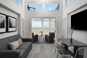 ein Wohnzimmer mit Sofa und Tisch in der Unterkunft Sun Outdoors San Diego Bay in Chula Vista