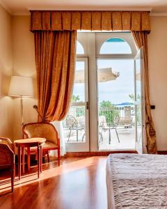 Ένα ή περισσότερα κρεβάτια σε δωμάτιο στο Hotel Savoy Palace