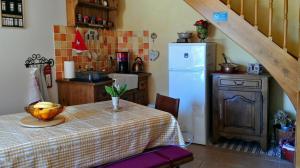 Η κουζίνα ή μικρή κουζίνα στο Chambres D'hôtes 4 Saisons +29 φωτογραφίες