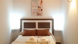 a bedroom with a bed with two towels on it at El Pilar de Don Gregorio in Pereruela